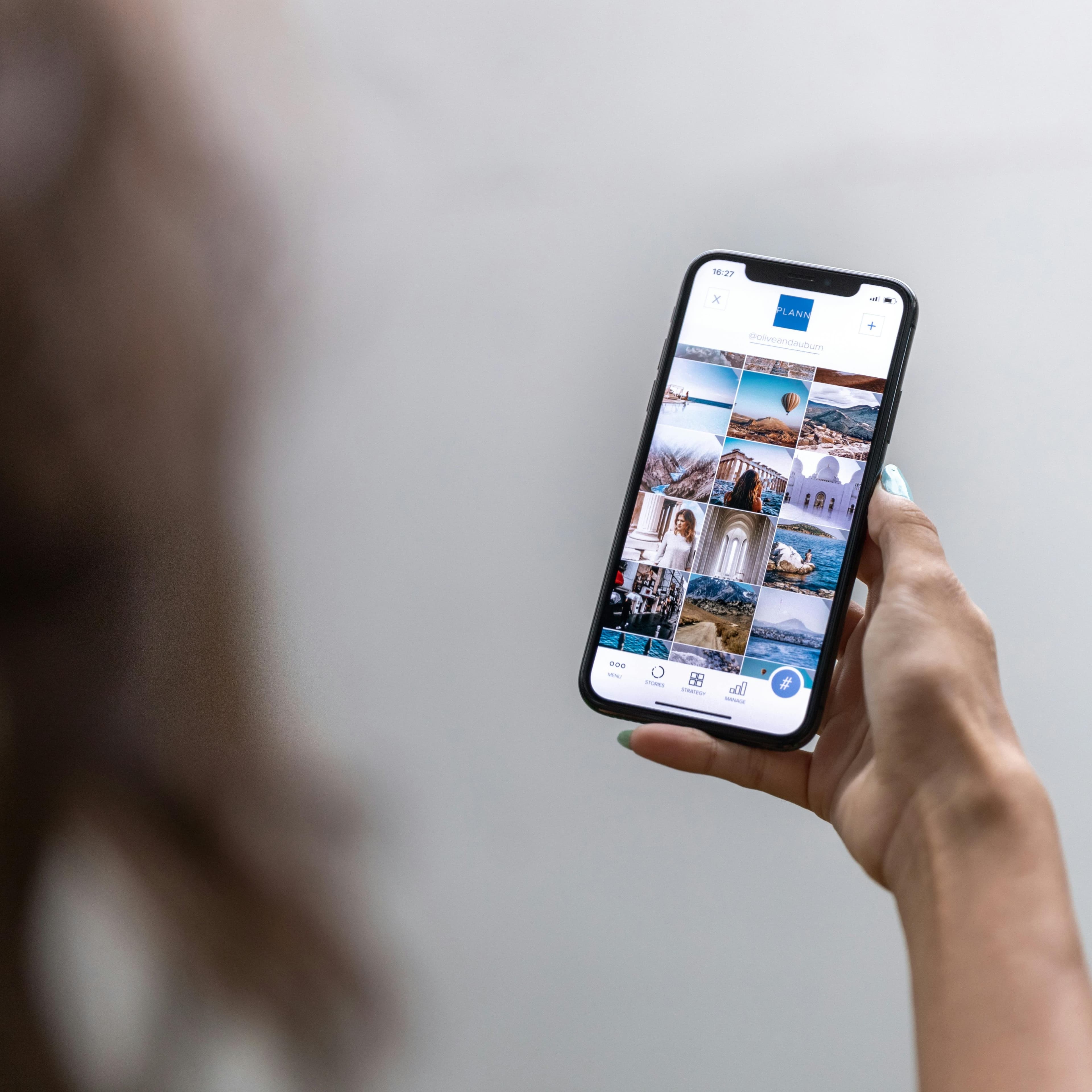 Pessoa olhando galeria de fotos em algum aplicativo do celular